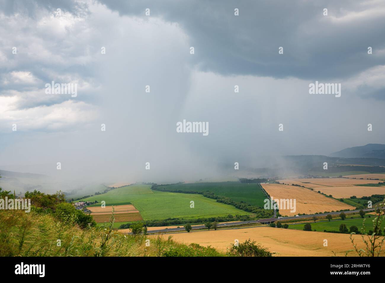 Distinto pozzo piovoso da un temporale su una campagna collinare nella regione di Prešov, in Slovacchia. Foto Stock