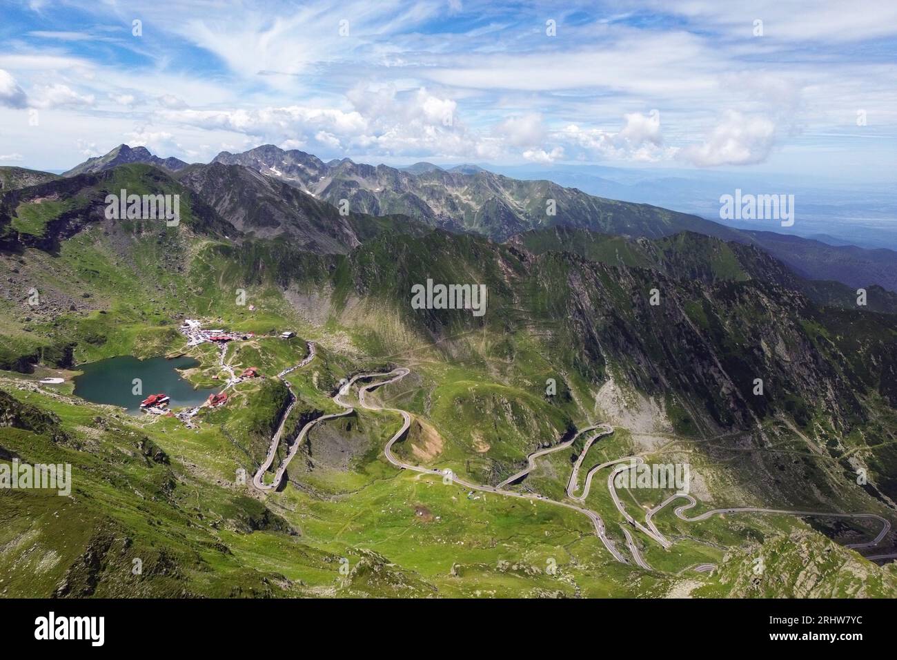 Vista mozzafiato dall'alto del tornante che porta al lago Bâlea sul passo montano Transfagaras, nella parte meridionale dei Carpazi della Romania. Foto Stock