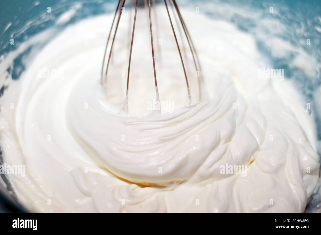 premium e liquid uk Panna montata, una panna pesante, doppia, o altra panna ricca di grassi,  che viene montata da una frusta o mixer fino a quando non è leggera e  soffice e mantiene la sua