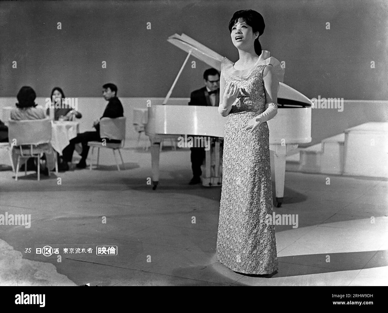 CHIEKO MATSUBARA in TOKYO DRIFTER (1966) - titolo originale: TOKYO NAGAREMONO -, diretto da SEIJUN SUZUKI. Credito: NIKKATSU CORPORATION / album Foto Stock