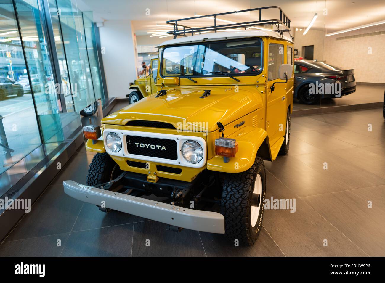 New York City, USA - 23 luglio 2023: Auto sportiva gialla Toyota Land Cruiser, vista angolo Foto Stock