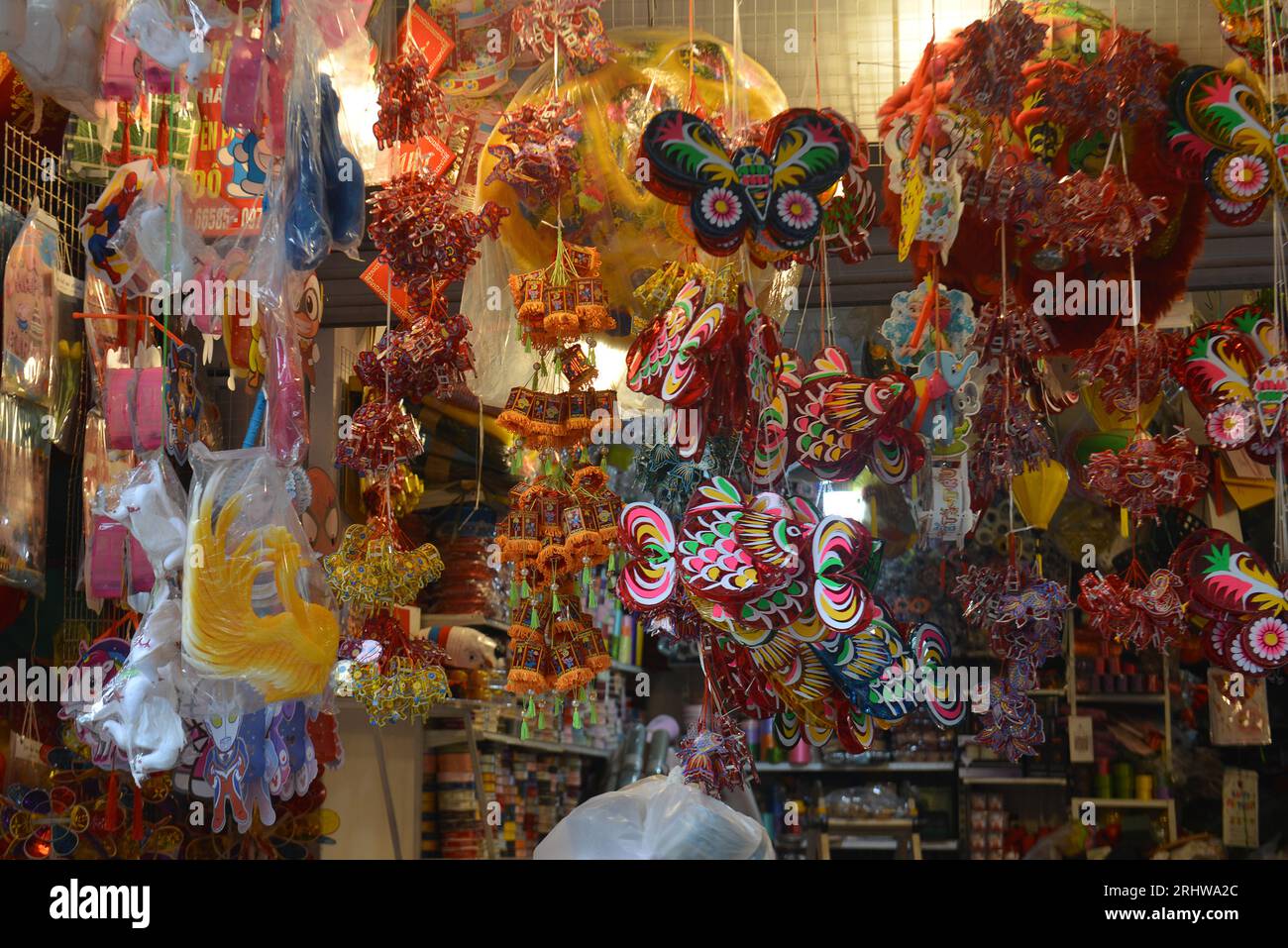 Durante il Mid-Autumn Festival, turisti vietnamiti e stranieri vengono a Hang ma Street per assistere a un evento. Trung thu, phố Hàng MÃ. 中秋节 Foto Stock