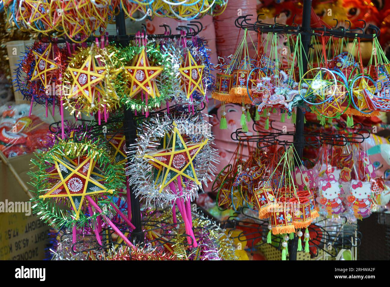 Durante il Mid-Autumn Festival, turisti vietnamiti e stranieri vengono a Hang ma Street per assistere a un evento. Trung thu, phố Hàng MÃ. 中秋节 Foto Stock