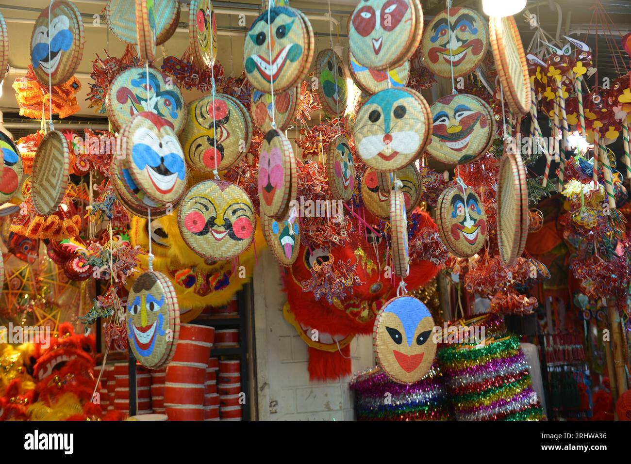 Durante il Mid-Autumn Festival, turisti vietnamiti e stranieri vengono a Hang ma Street per assistere a un evento. Trung thu, phố Hàng MÃ. 中秋节 Foto Stock