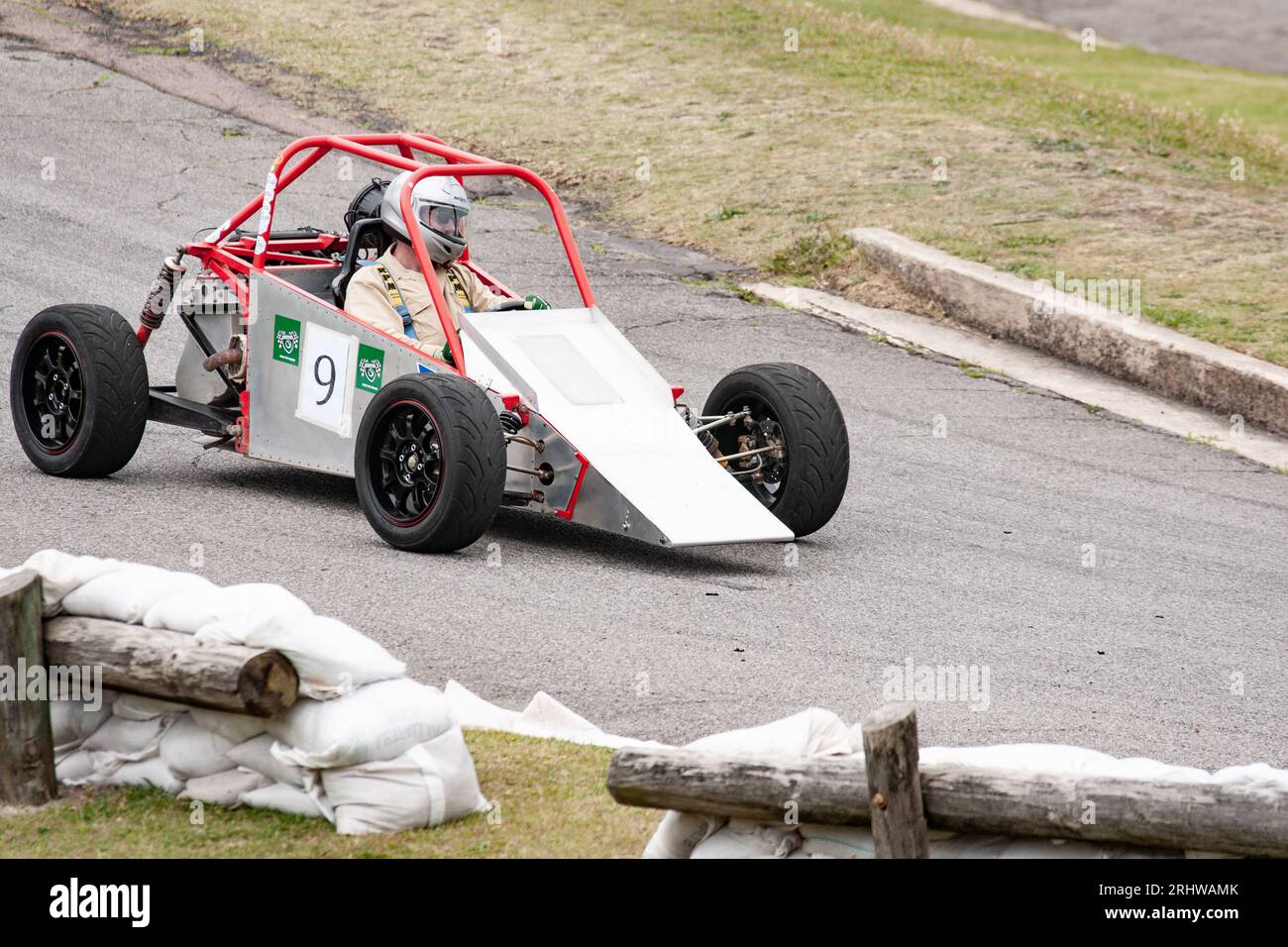 Auto da corsa a ruote aperte di livello Club che gareggia in un evento di arrampicata in collina a Newcastle, nuovo Galles del Sud Foto Stock