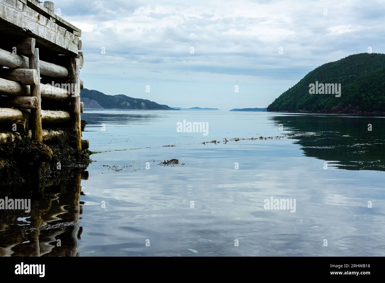 cala la lancia nell'acqua calma Foto Stock