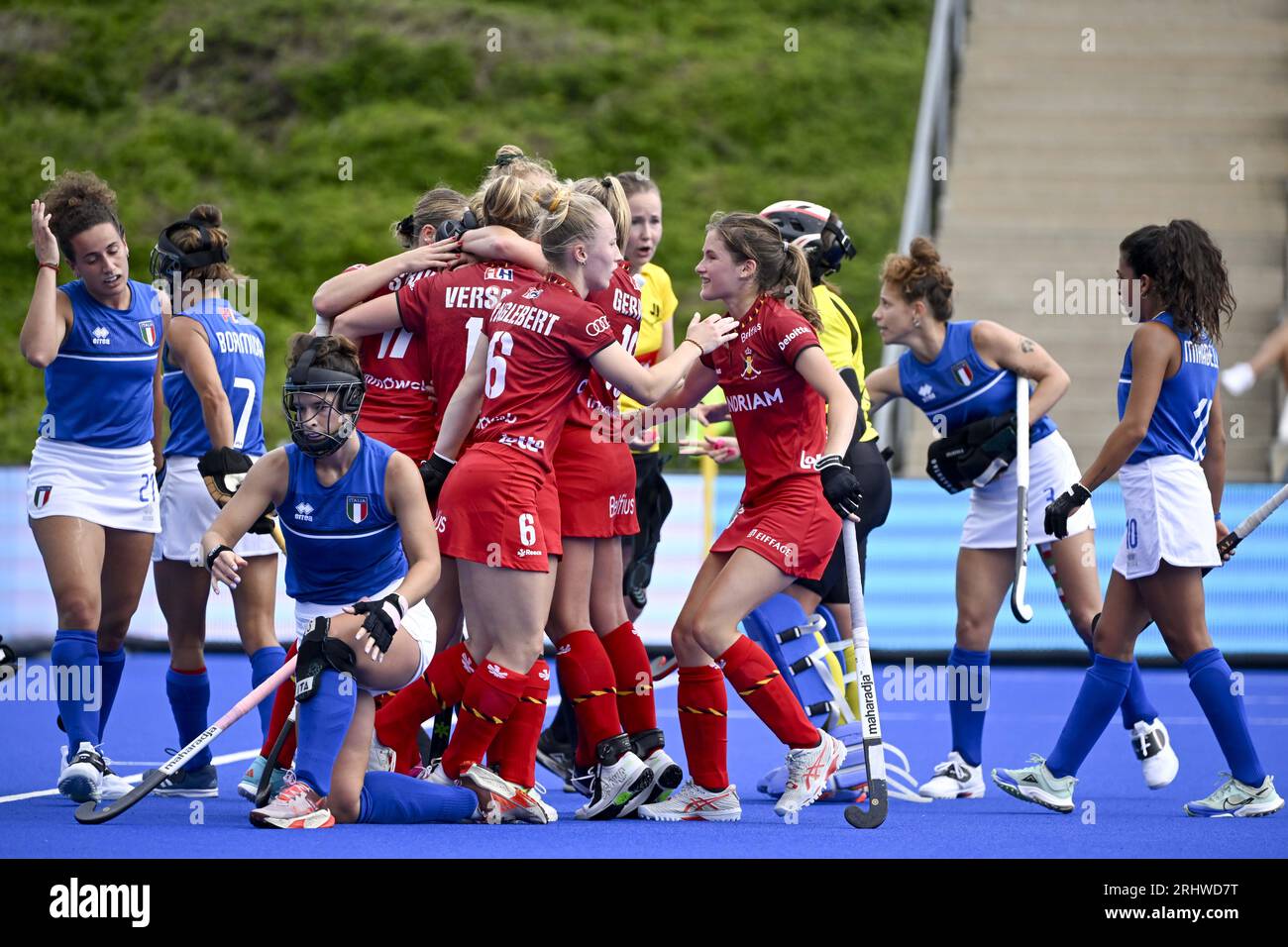 Monchengladbach, Germania. 19 agosto 2023. La belga Michelle Struijk festeggia dopo aver segnato punti durante una partita di hockey tra la nazionale belga di hockey femminile Red Panthers e l'Italia, sabato 19 agosto 2023 a Monchengladbach, Germania, partita 1/3 nella fase a biliardo dei campionati europei di hockey femminile. I campionati EuroHockey 2023 si svolgono dal 18 al 27 agosto 2023. BELGA PHOTO DIRK WAEM Credit: Belga News Agency/Alamy Live News Foto Stock