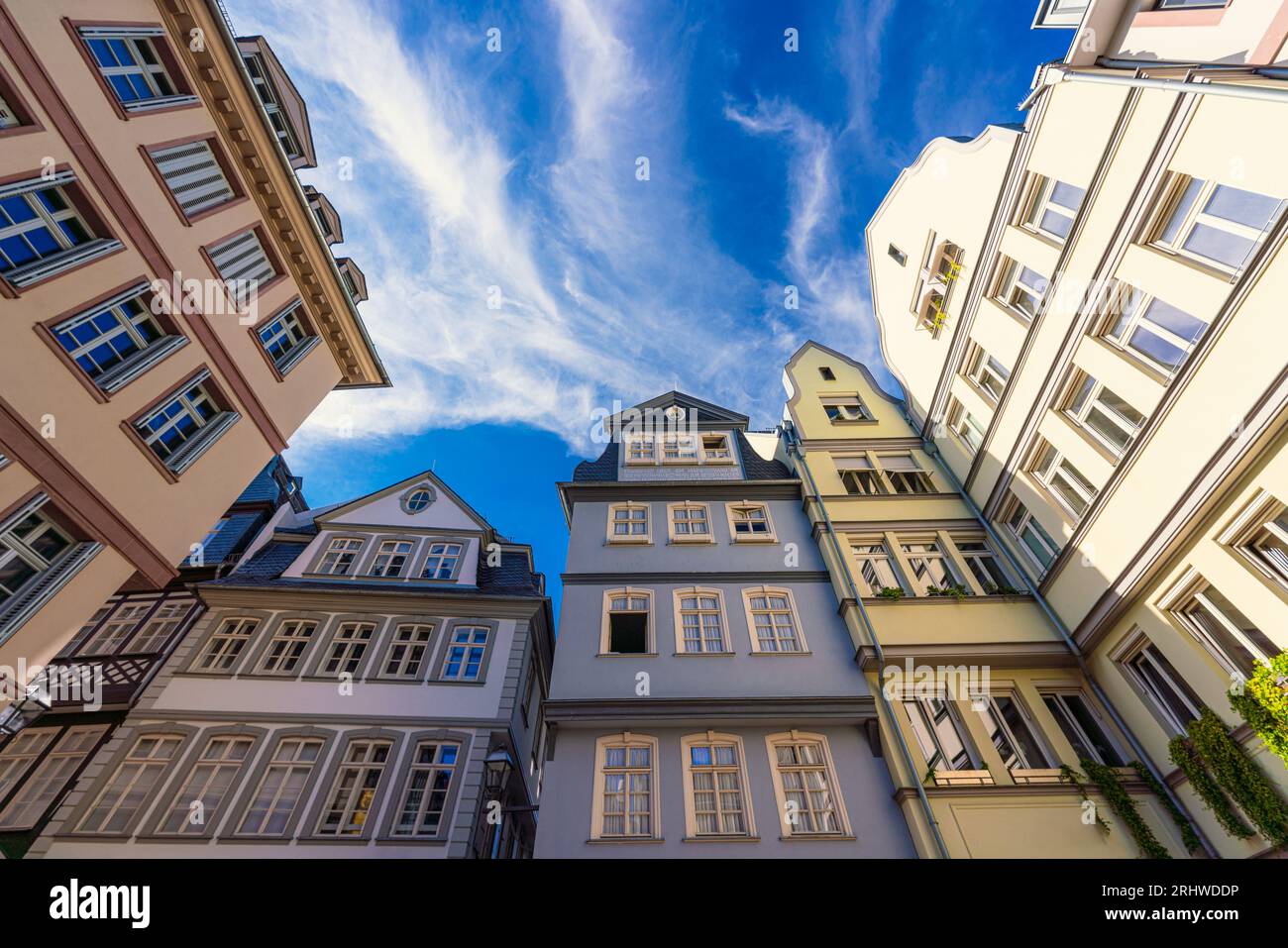 Vista dall'angolo basso delle pittoresche case in legno nella nuova città vecchia di Francoforte, Germania Foto Stock