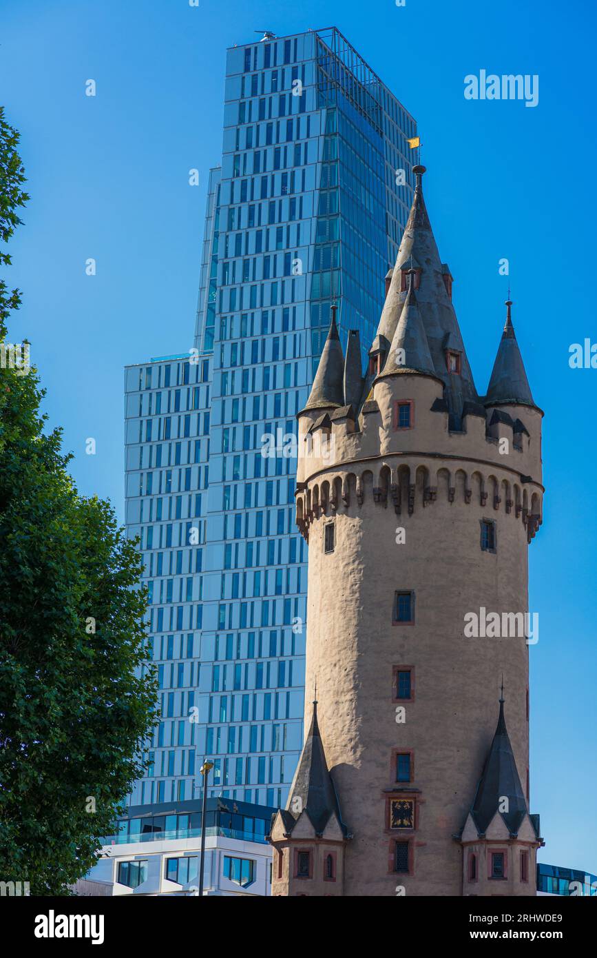 Tradizione e modernità si incontrano a Francoforte sul meno nel distretto di Innenstadt. Vista della porta medievale della città della Torre Eschenheimer. Foto Stock