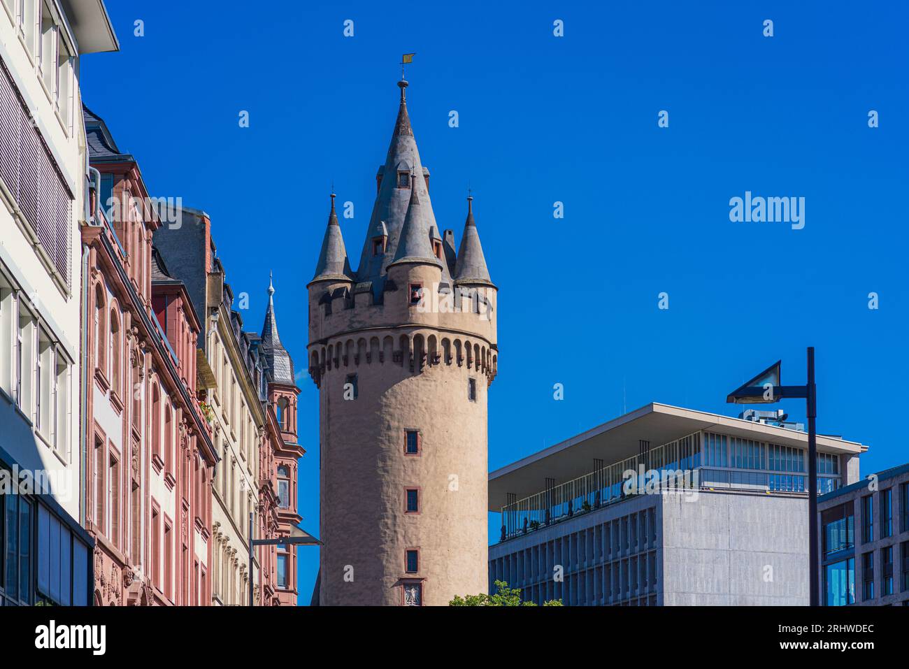 Tradizione e modernità si incontrano a Francoforte sul meno nel distretto di Innenstadt. Vista della porta medievale della città della Torre Eschenheimer. Foto Stock