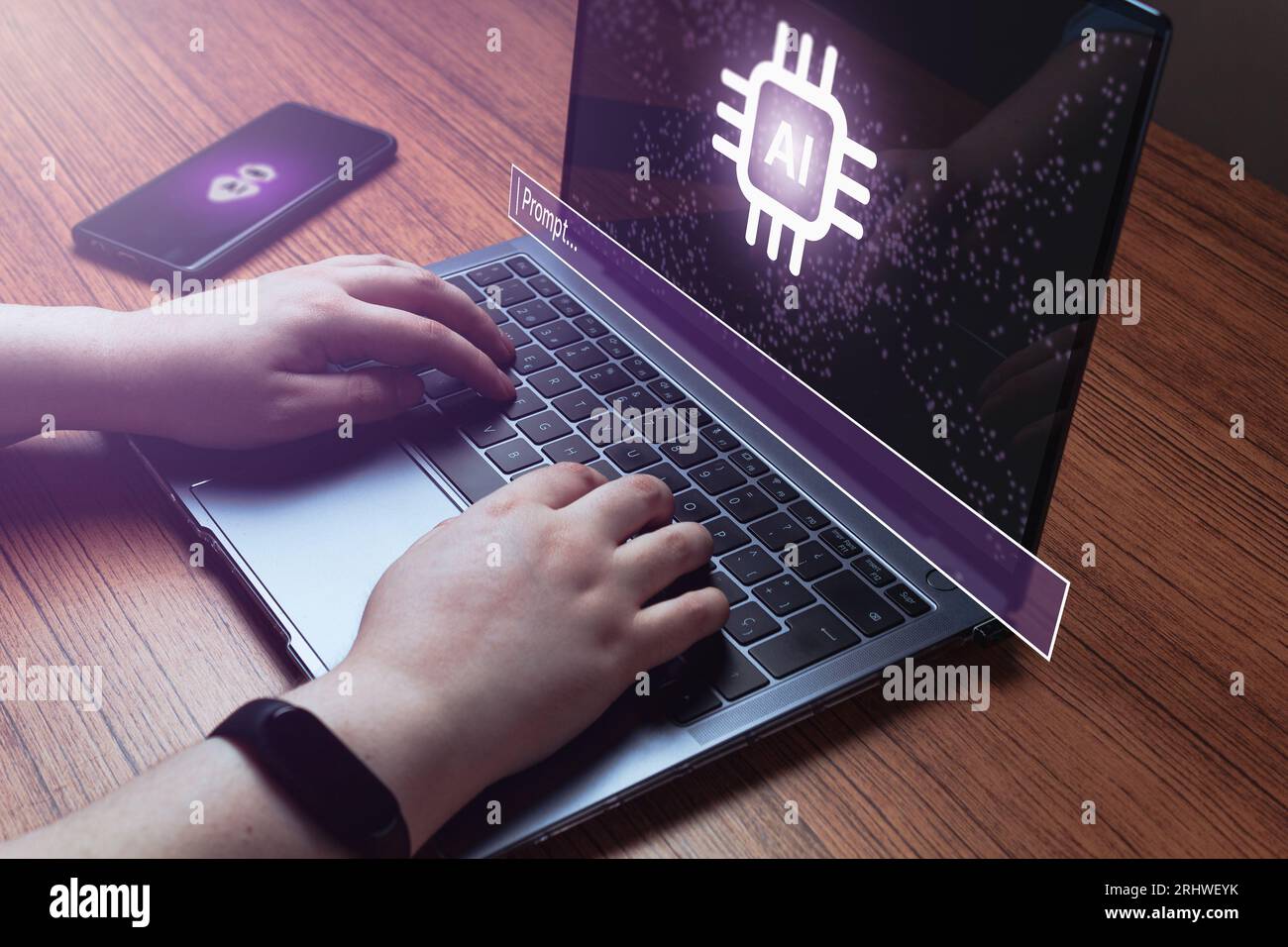 Le donne usano la potenza dell'intelligenza artificiale su notebook e smartphone. Concetto di chat ai. Intelligenza artificiale. Trasformazione tecnologica futuristica. Scrivere un prompt. Foto Stock