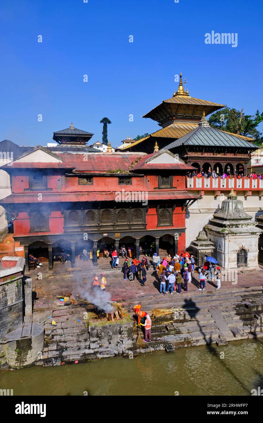 Nepal, valle di Kathmandu, tempio indù di Pashupatinath dedicato a Shiva, cremazione sulle rive del fiume Bagmati Foto Stock