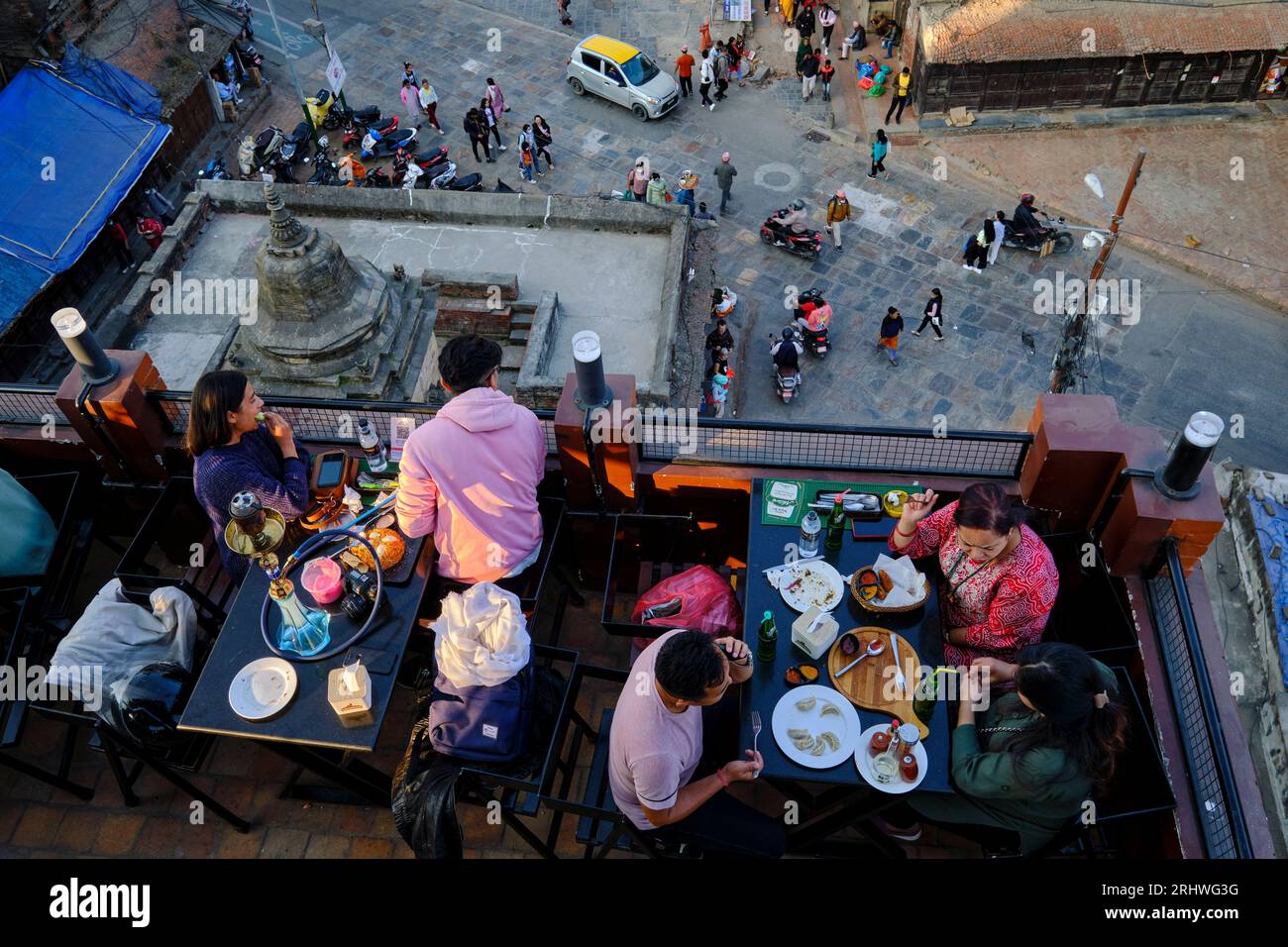 Nepal, valle di Kathmandu, città newar di Patan, Piazza Durbar, palazzo reale, caffè in terrazza Foto Stock