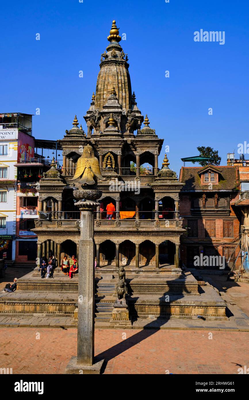 Nepal, valle di Kathmandu, città newar di Patan, Piazza Durbar, tempio di Krishna e statua di Garuda Foto Stock