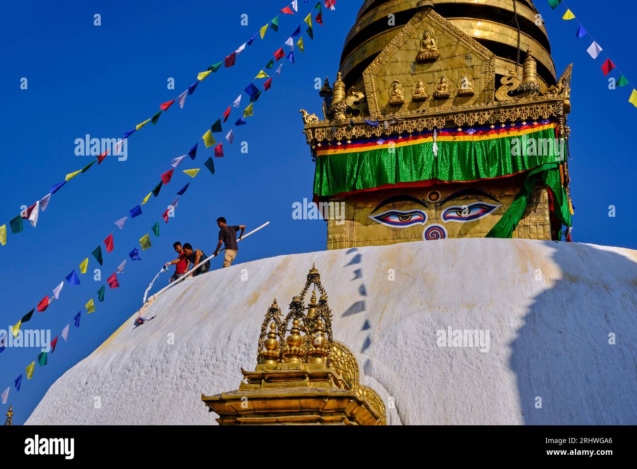 Nepal, valle di Kathmandu, stupa buddista Swayambunath, lo stupa viene regolarmente ridipinto durante la luna piena, con disegni di fiori di loto, con lime e. Foto Stock
