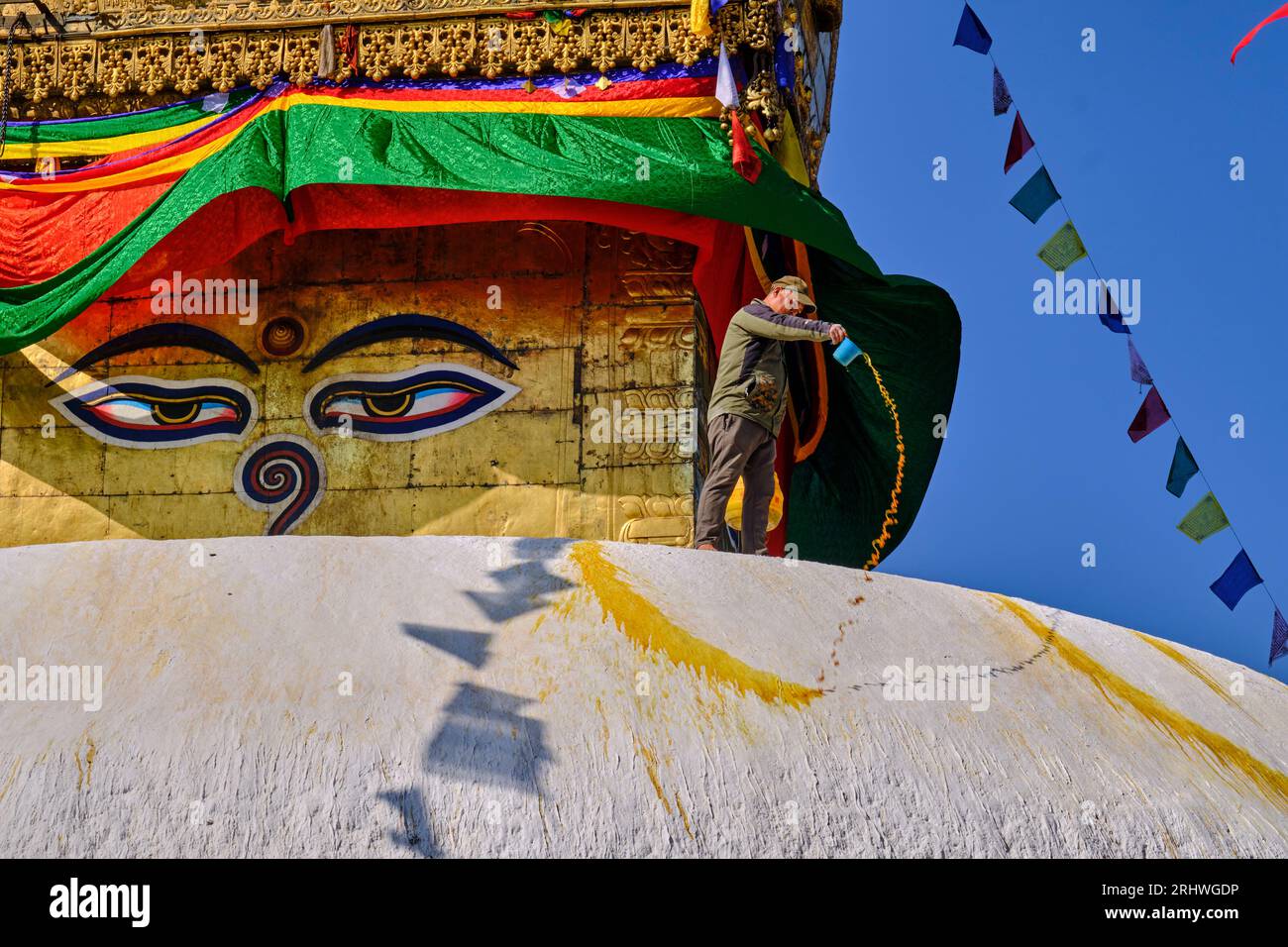 Nepal, valle di Kathmandu, stupa buddista Swayambunath, lo stupa viene regolarmente ridipinto durante la luna piena, con disegni di fiori di loto, con lime e. Foto Stock