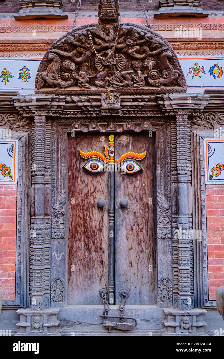 Nepal, valle di Kathmandu, città di Bhaktapur, porta del tempio Foto Stock