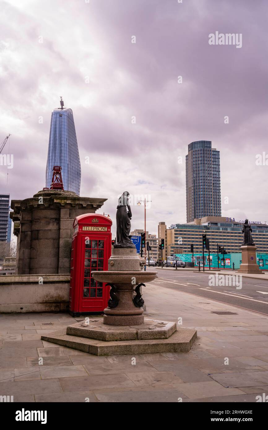 Foto verticale di 1 edificio per uffici Blackriars con una cabina telefonica classica rossa in fron e il Blackfriars Bridge a Londra, Regno Unito Foto Stock