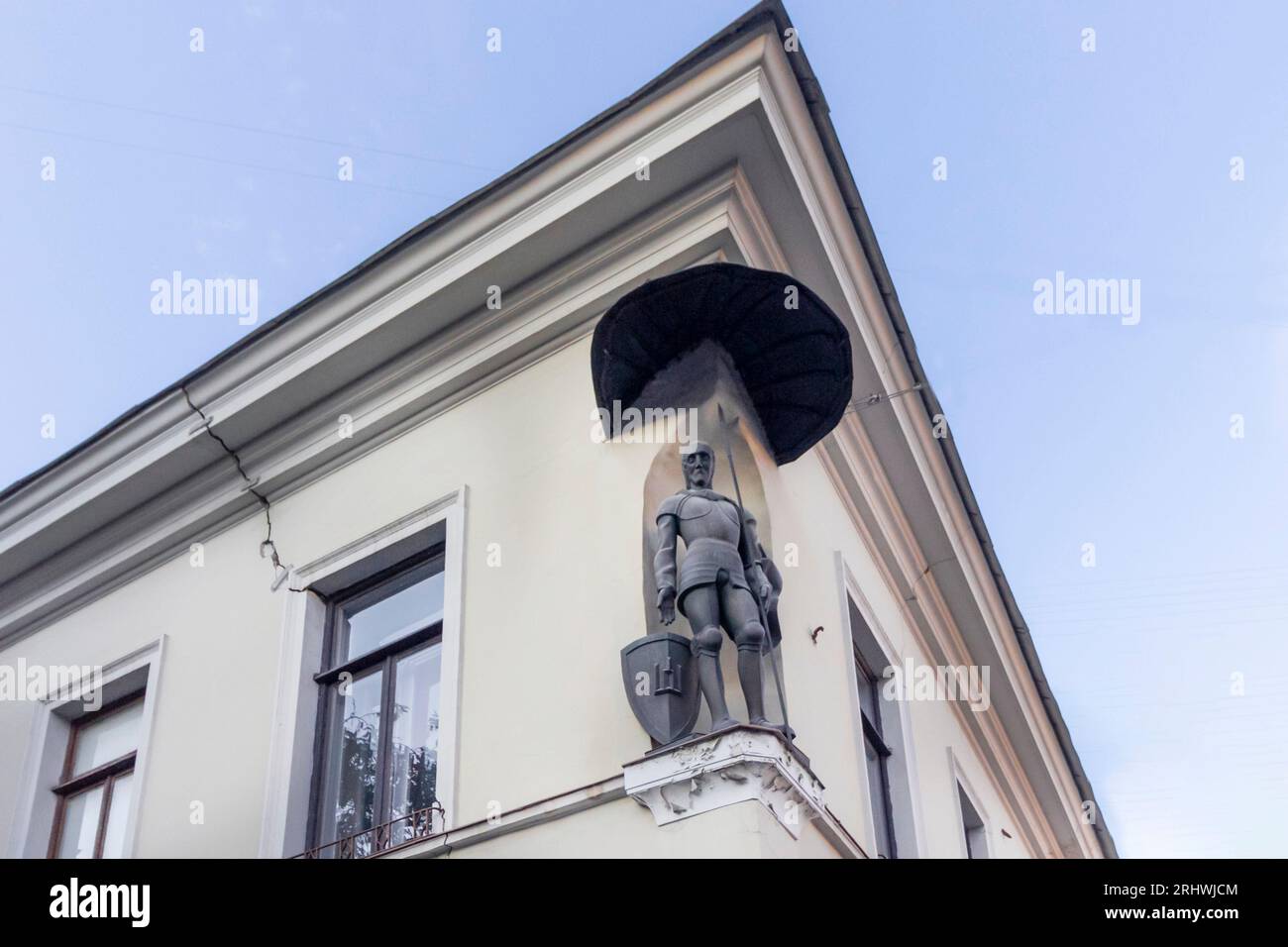 13 giugno 2023 Vilnius, Lituania. Statua della guardia cittadina sulle mura del Palazzo Umiastovskij a Vilnius. Foto Stock