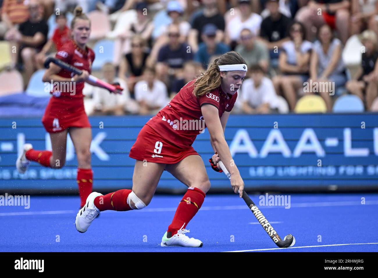 Monchengladbach, Germania. 19 agosto 2023. La belga Emily White è stata fotografata in azione durante una partita di hockey tra la nazionale belga di hockey femminile Red Panthers e l'Italia, sabato 19 agosto 2023 a Monchengladbach, Germania, partita 1/3 nella fase a biliardo dei campionati europei di hockey femminile. I campionati EuroHockey 2023 si svolgono dal 18 al 27 agosto 2023. BELGA PHOTO DIRK WAEM Credit: Belga News Agency/Alamy Live News Foto Stock