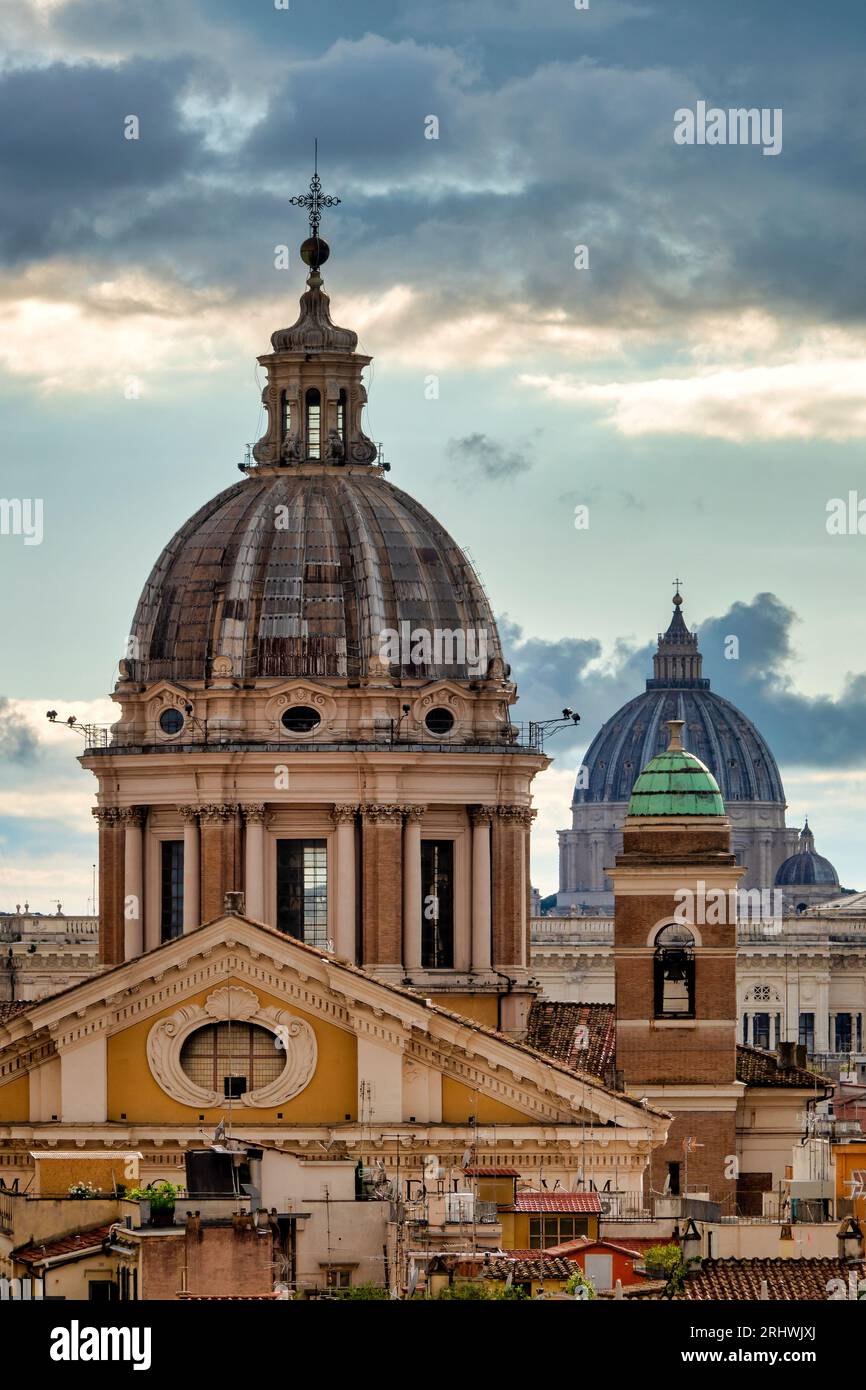 Cupola di San Carlo al corso e tetti circostanti, Roma, Italia Foto Stock