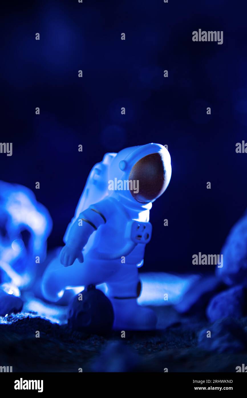 L'astronauta in una tuta spaziale cammina lungo la superficie rocciosa del pianeta. Sfondo spaziale, concetto del futuro. Foto Stock