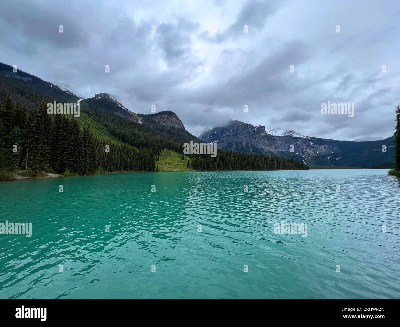 Il bellissimo lago Emerald nel parco nazionale di Yoho in Canada. Foto Stock