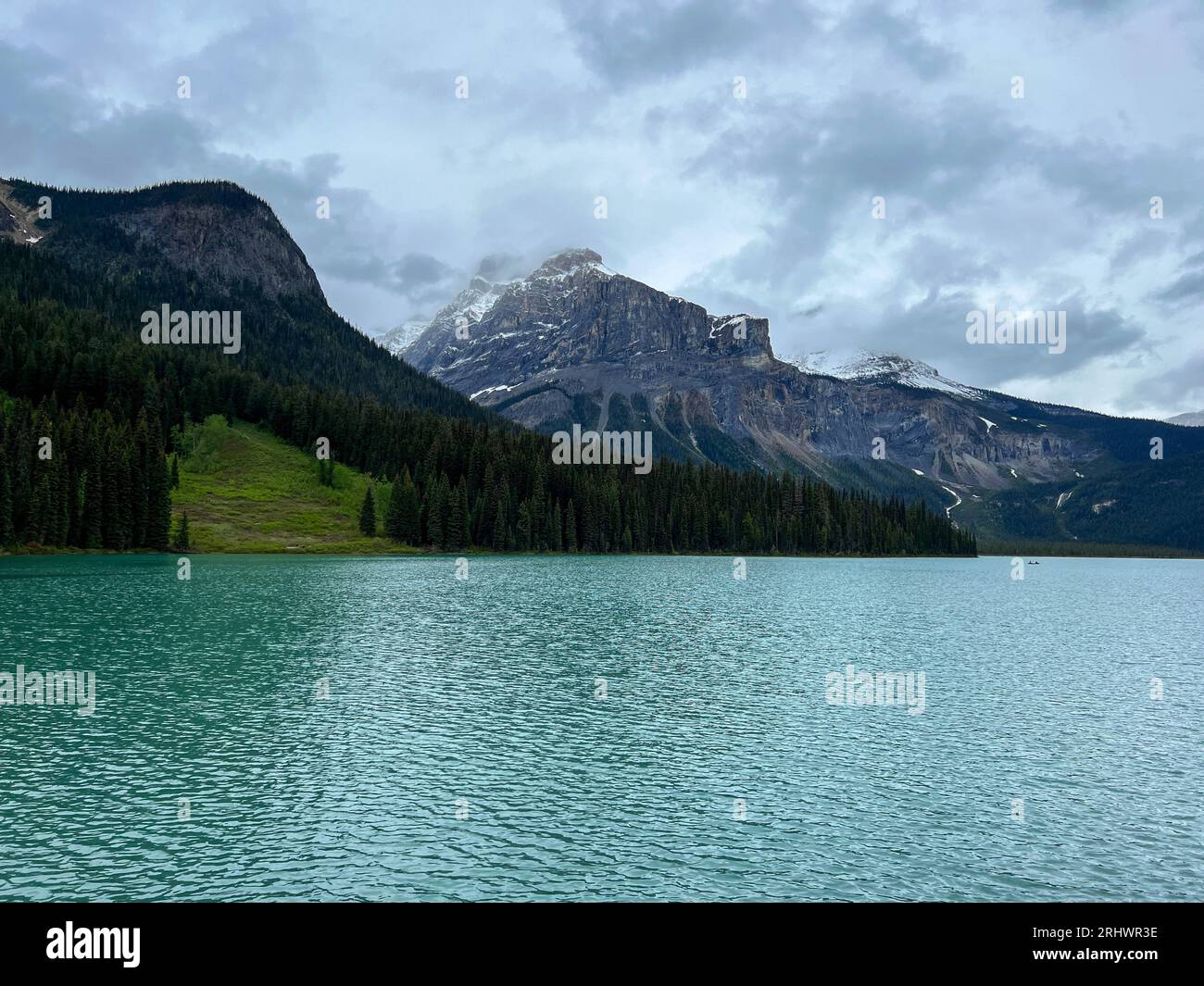 Il bellissimo lago Emerald nel parco nazionale di Yoho in Canada. Foto Stock