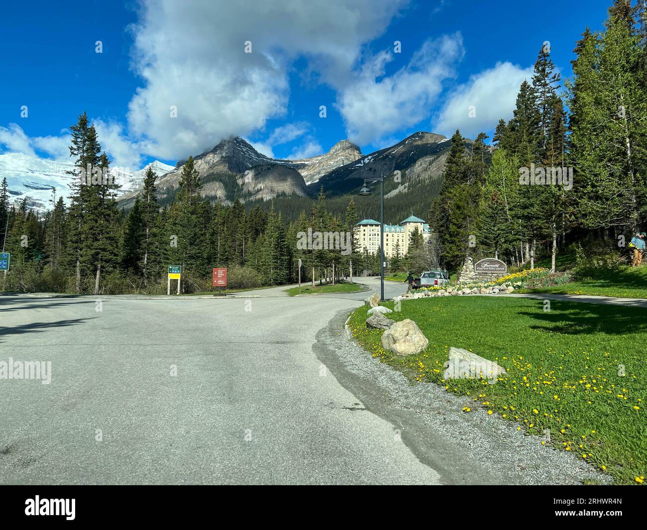 Banff, Alberta Canada - 23 maggio 2023: Il Fairmont Hotel all'ingresso del Lago Louise nel Parco Nazionale di Banff in Canada. Foto Stock