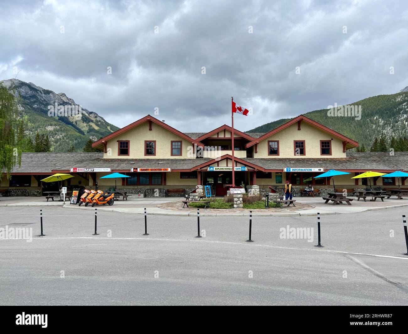 Banff, Alberta Canada - 23 maggio 2023: The Banff Visitors Center nel Banff National Park in Canada. Foto Stock