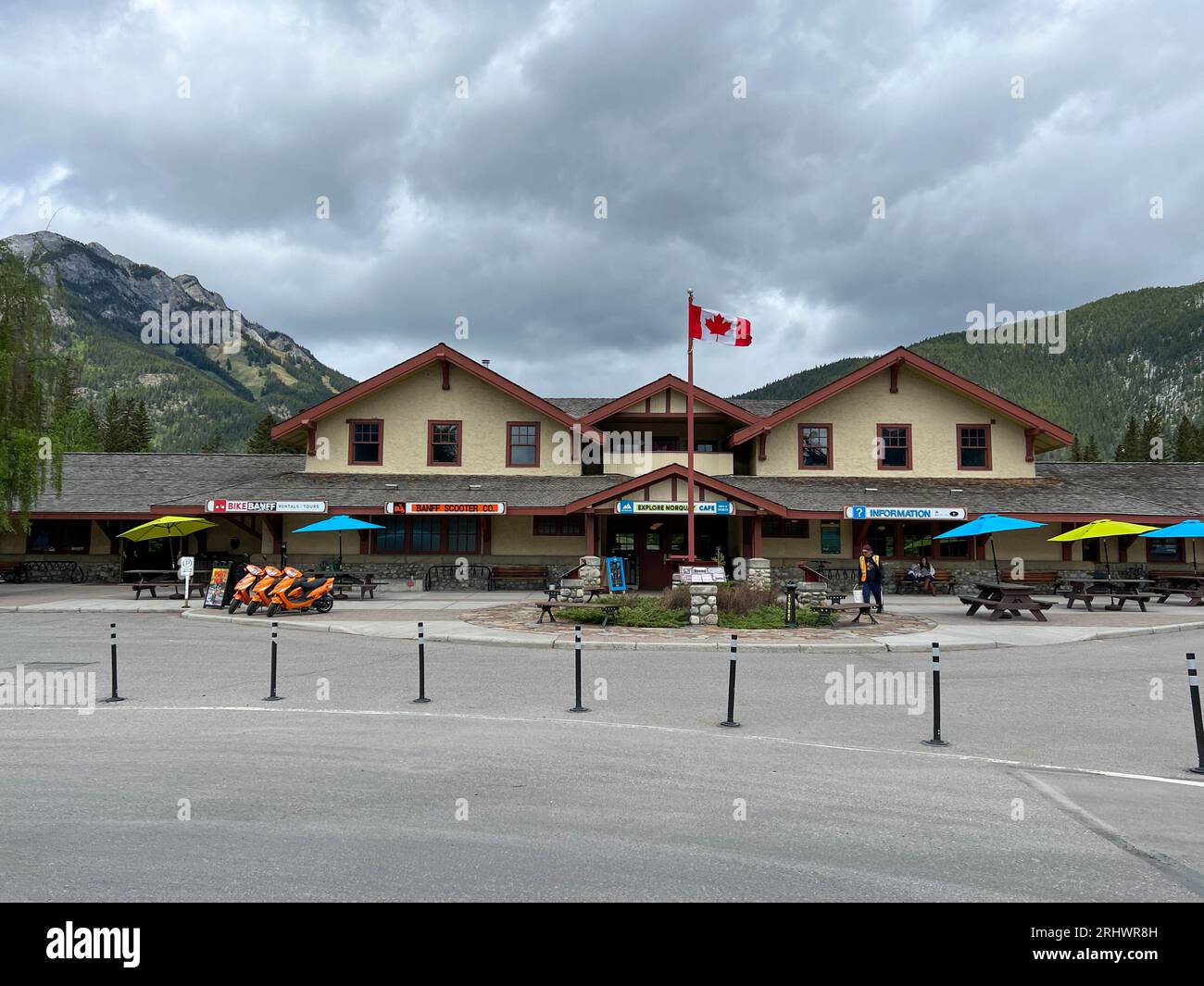 Banff, Alberta Canada - 23 maggio 2023: The Banff Visitors Center nel Banff National Park in Canada. Foto Stock