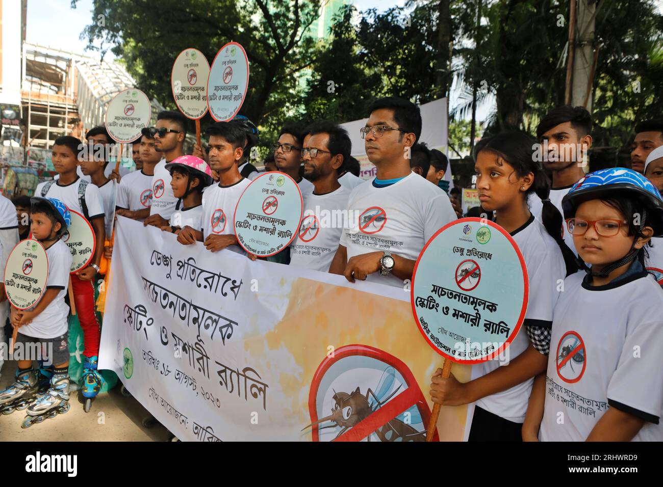 Dhaka, Bangladesh - 18 agosto 2023: A causa dell'aumento dell'incidenza della febbre dengue, il Search Skating Club ha tenuto una rete di pattinaggio e zanzare Foto Stock