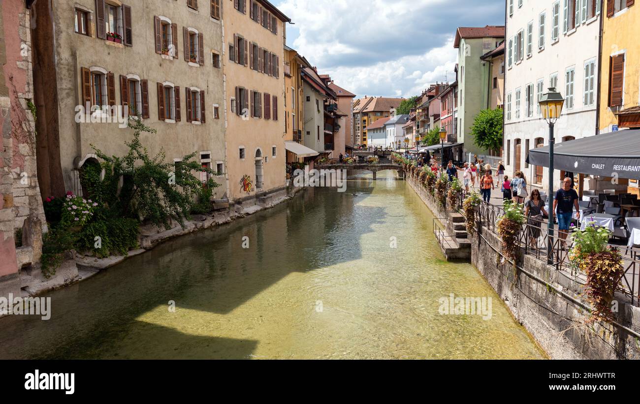 Bella vista estiva di Annecy, conosciuta anche come la "Venezia delle Alpi", ampiamente visitata dai turisti e attraversata dal Thiou. Foto Stock