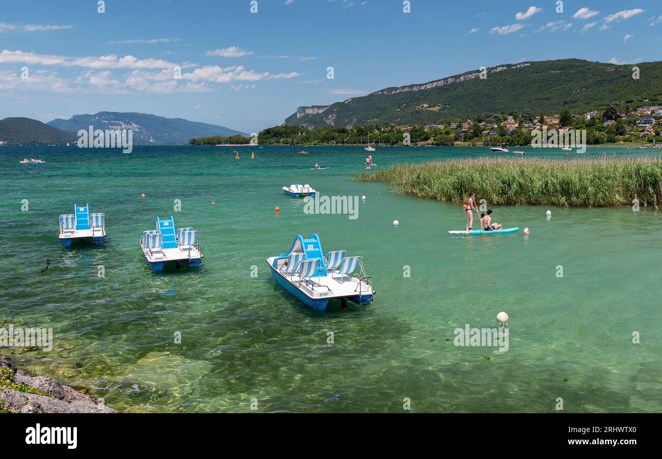 Attività nautiche sulle limpide acque blu del lago di Bourget circondate dai monti del Giura nel dipartimento della Savoia, Francia. Foto Stock
