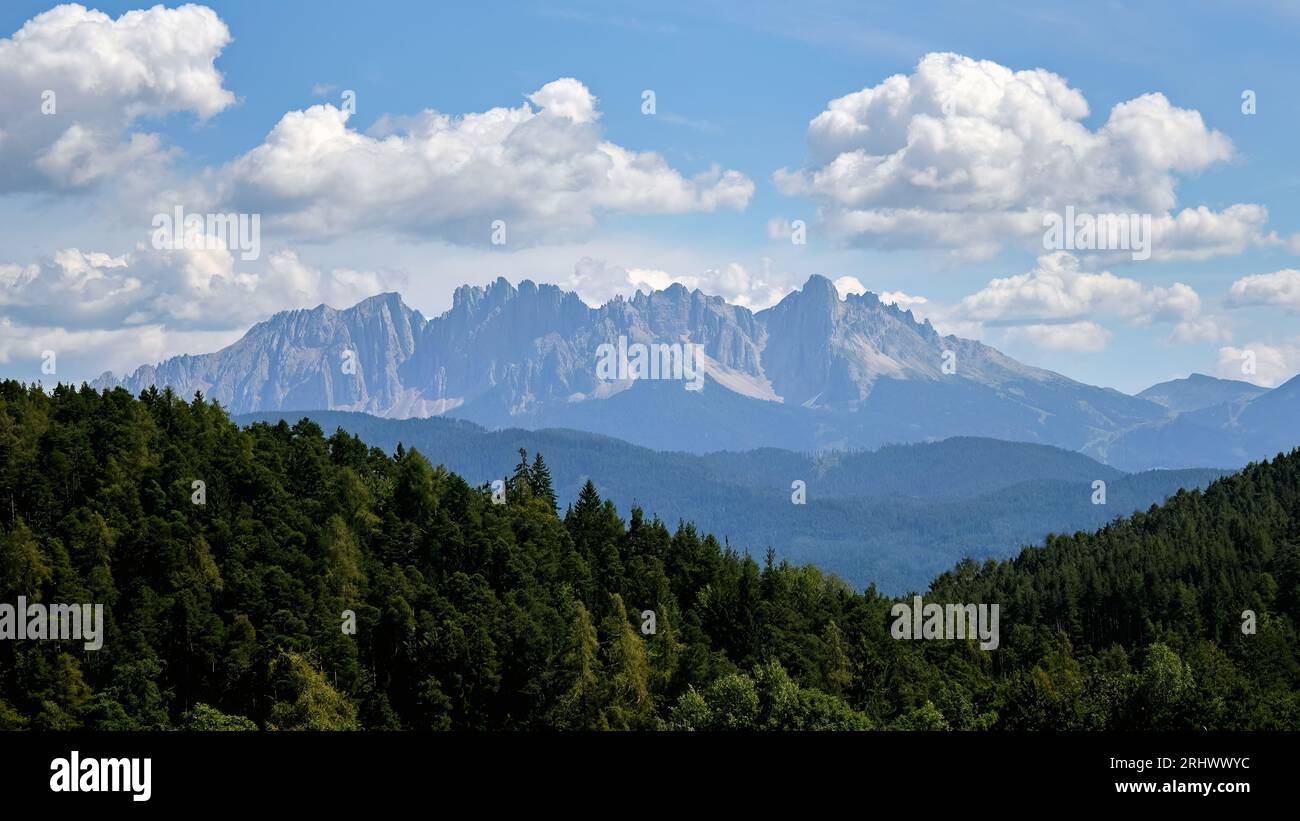 Le bellissime e incredibili montagne dolomitiche in Italia Foto Stock
