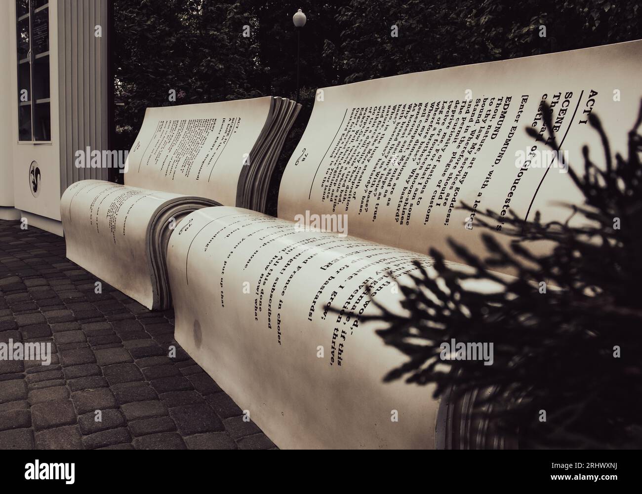 Panchina moderna in un parco cittadino in una giornata di sole. Bookcrossing zone Foto Stock