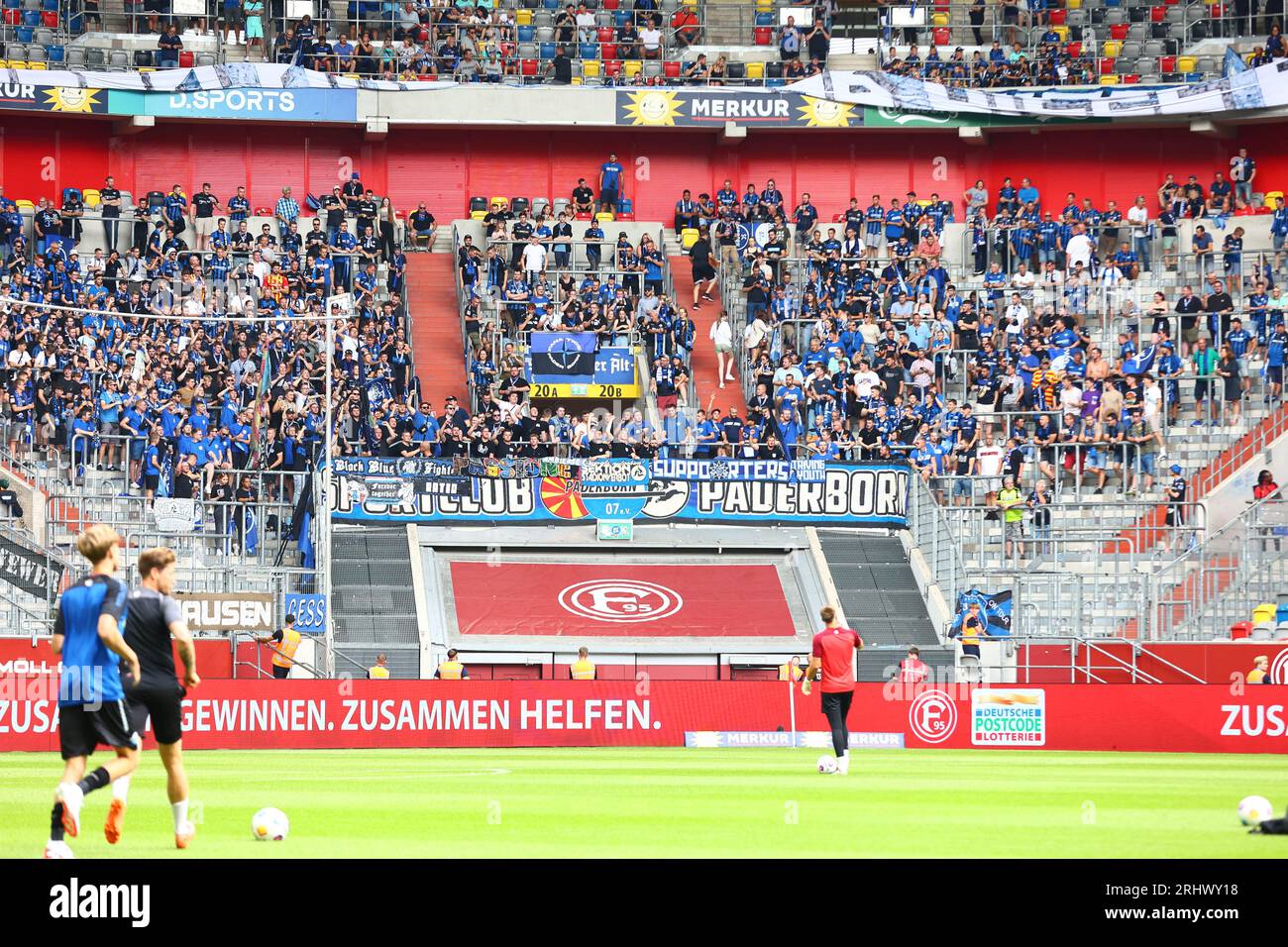 Duesseldorf, Germania, 19.08.2023. Fortuna Duesseldorf vs. SC Paderborn 07, calcio, 2. Bundesliga, 3. Matchday, stagione 2023/2024. LE NORMATIVE DFL PADERBORN FANS VIETANO L'USO DI FOTOGRAFIE COME SEQUENZE DI IMMAGINI E/O QUASI-VIDEO. Credito: NewsNRW / Alamy Live News Foto Stock