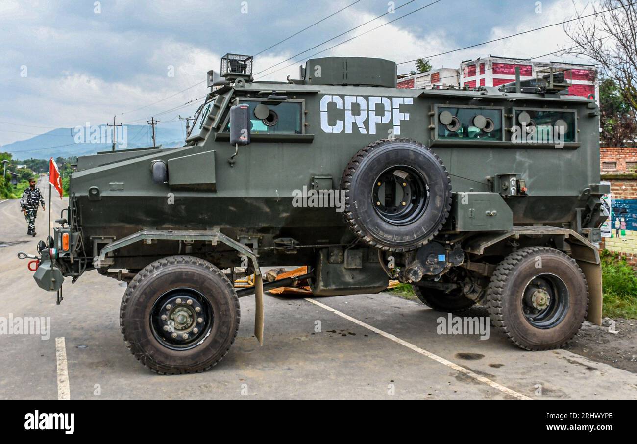Churachandpur, India. 11 agosto 2023. Un veicolo protetto dalle miniere (MPV) parcheggiato su un'autostrada al villaggio di Torbung nel distretto di Churachandpur, nello stato nordorientale di Manipur. Secondo la polizia locale di Manipur, la sicurezza è stata rafforzata a Manipur il 13 agosto dopo che alcune organizzazioni bandite dalla valle di Imphal hanno chiesto uno sciopero per celebrare il giorno dell'indipendenza dell'India 2023. Credito: SOPA Images Limited/Alamy Live News Foto Stock