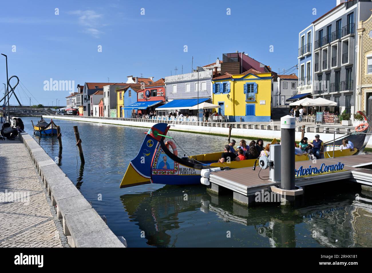 Alla fine del canale con molo galleggiante presso Aveiro no Coração - Passeios de Barco con gite in barca Moliceiro, Aveiro, Portogallo Foto Stock