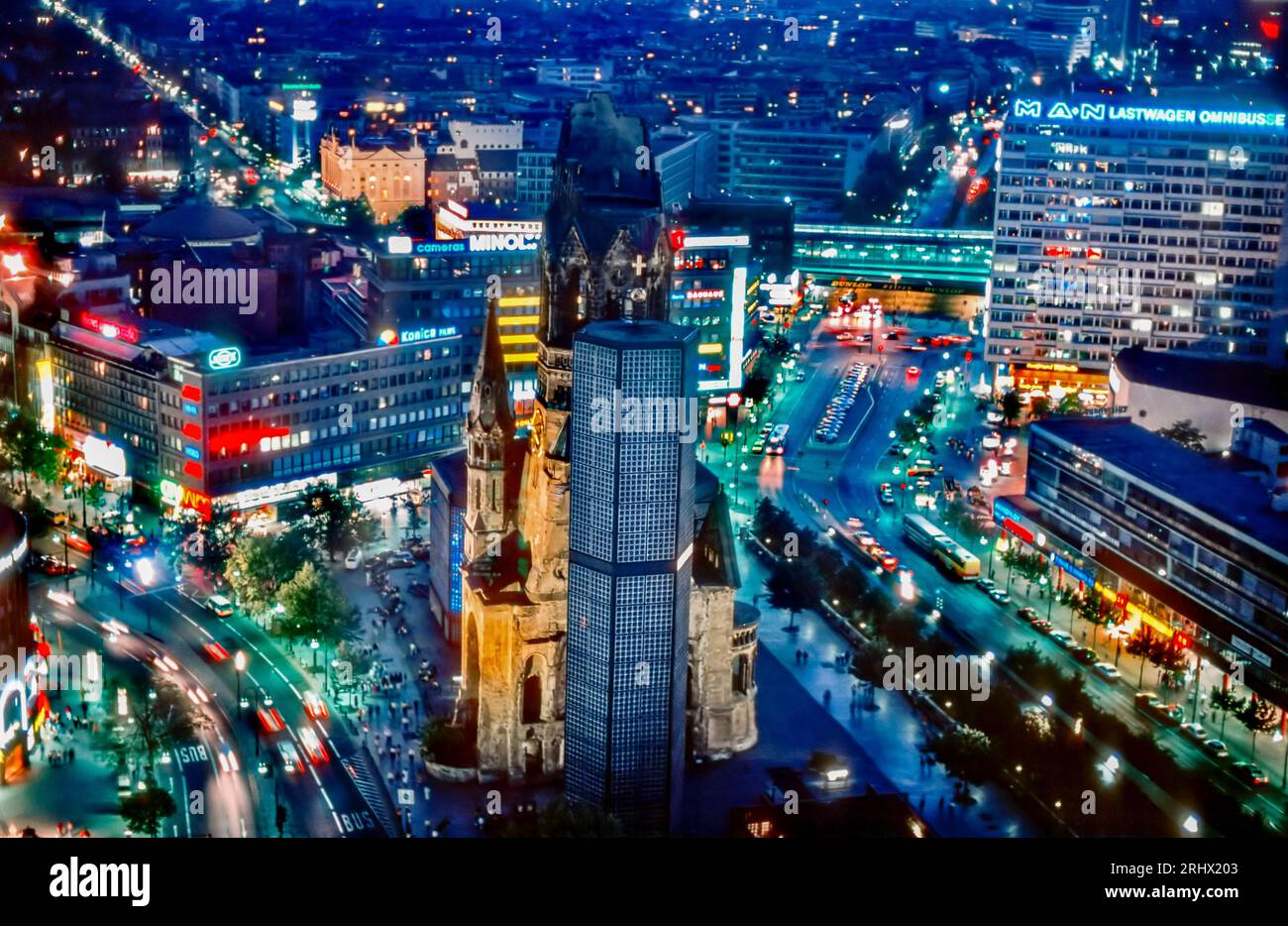 Berlino, Germania, High Angle, Cityscape at Night, Looking East from West, Vintage, 1990s Foto Stock