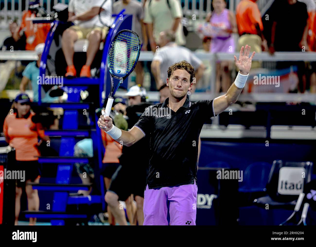 Caspar Ruud saluta i suoi fan. Florida, USA, Miami Open Tennis, marzo 2023, Hard Rock Stadium, foto: Chris Arjoon/Credit Foto Stock