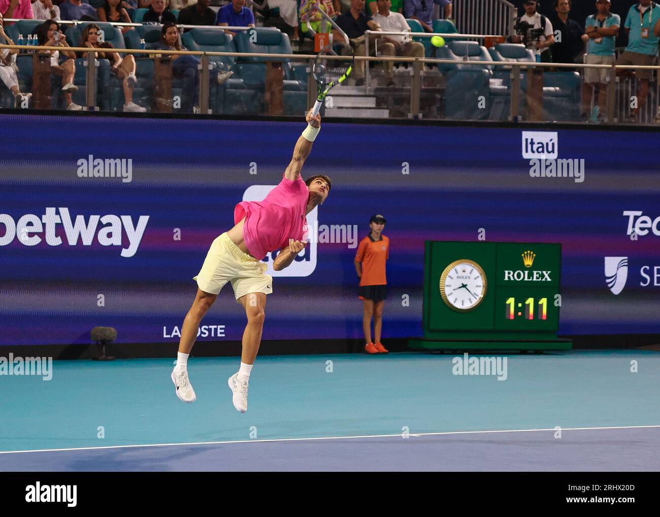 C. Alcaraz in azione. Florida, USA, Miami Open Tennis, marzo 2023, Hard Rock Stadium, foto: Chris Arjoon/Credit Foto Stock