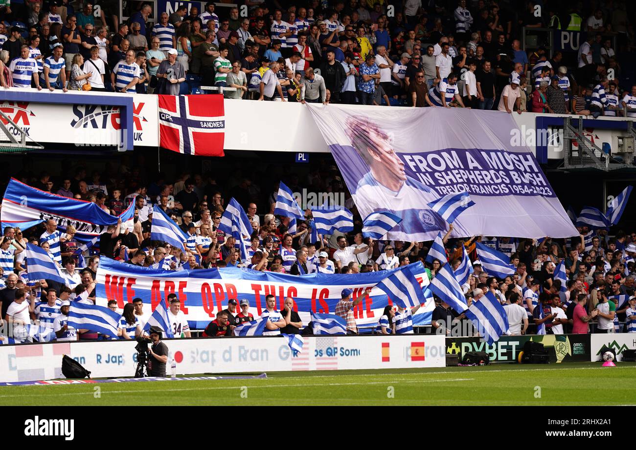 I tifosi dei Queens Park Rangers nelle tribune durante la partita del campionato Sky Bet a Loftus Road, Londra. Data foto: Sabato 19 agosto 2023. Foto Stock