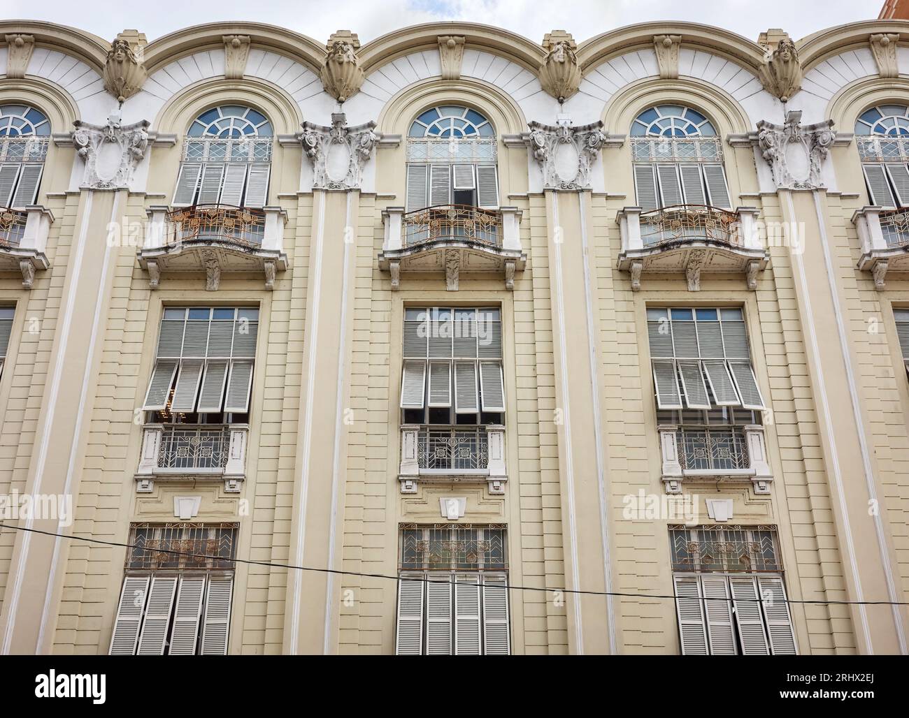 Vista sulla strada di un vecchio edificio a Guayaquil, Ecuador. Foto Stock