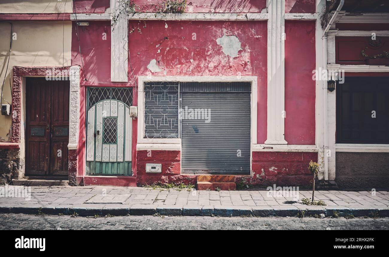 Vista della strada di una vecchia facciata di un edificio, sfondo architettonico, applicazione di colori tonificanti, Riobamba, Ecuador. Foto Stock