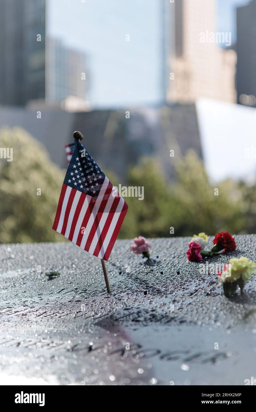 Monumento nazionale dell'11 settembre, bandiera americana, fiori, nomi, New York, USA Foto Stock