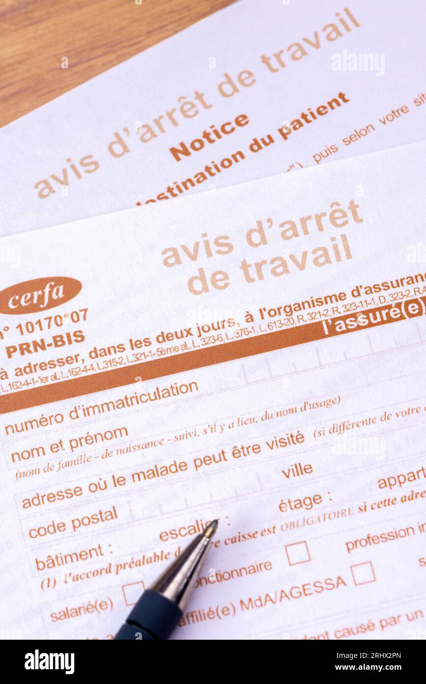 Francia: Primo piano di un modulo ufficiale di congedo di malattia della previdenza sociale francese che il medico dà ai pazienti quando non sono in grado di lavorare Foto Stock