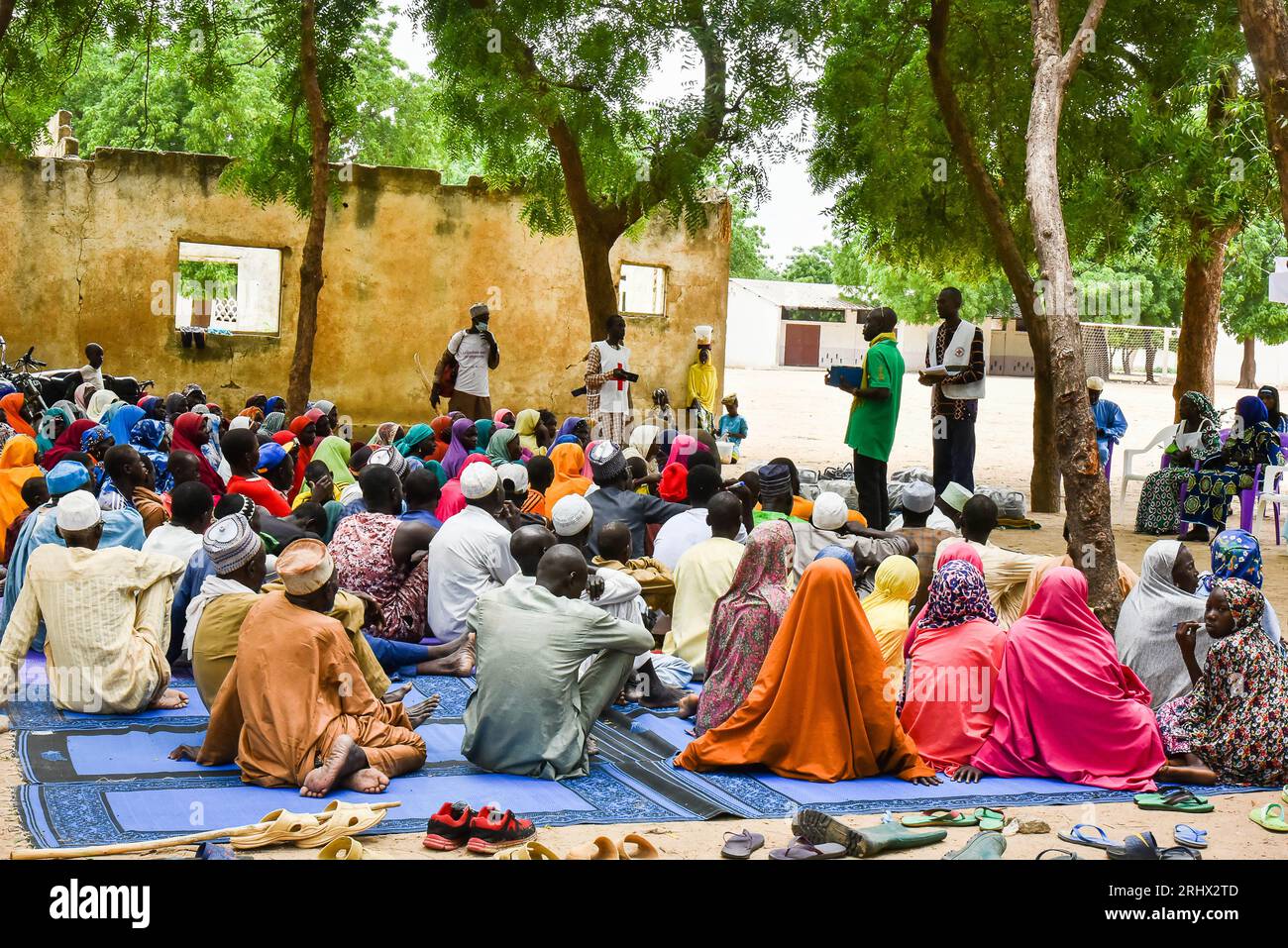 Yaounde, Camerun. 7 agosto 2023. La gente segue il parere del Comitato internazionale della Croce Rossa (CICR) psicologi a Kerawa, regione dell'estremo Nord, Camerun, 7 agosto 2023. PER ANDARE CON 'Feature: Il supporto psicologico del CICR lenisce i cuori nella regione dell'estremo nord del Camerun in difficoltà' credito: Kepseu/Xinhua/Alamy Live News Foto Stock