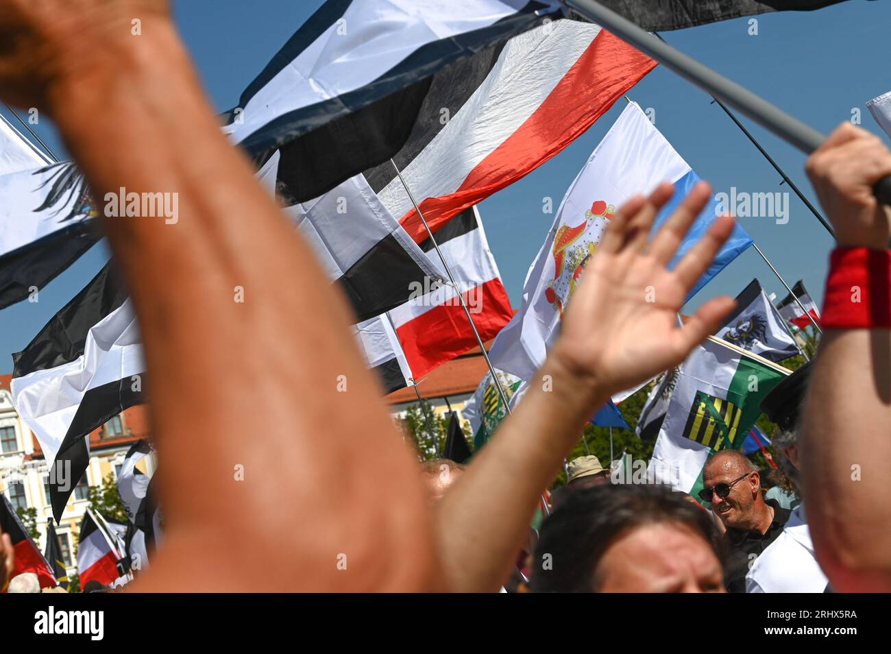 Magdeburg, Germania. 19 agosto 2023. Le bandiere del Reich sono tenute in alto sulla Piazza della Cattedrale per la manifestazione dei cittadini del Reich. I partecipanti erano venuti da tutta la Repubblica Federale per la dimostrazione della scena del Reichsbürger. Crediti: Heiko Rebsch/dpa/Alamy Live News Foto Stock