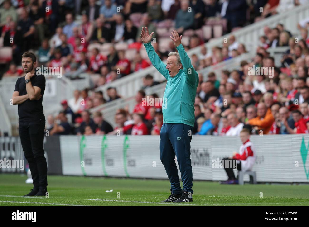 Neil Warnock manager di Huddersfield Town gesti e reagisce durante il match per lo Sky Bet Championship Middlesbrough vs Huddersfield Town al Riverside Stadium, Middlesbrough, Regno Unito, 19 agosto 2023 (foto di James Heaton/News Images) Foto Stock